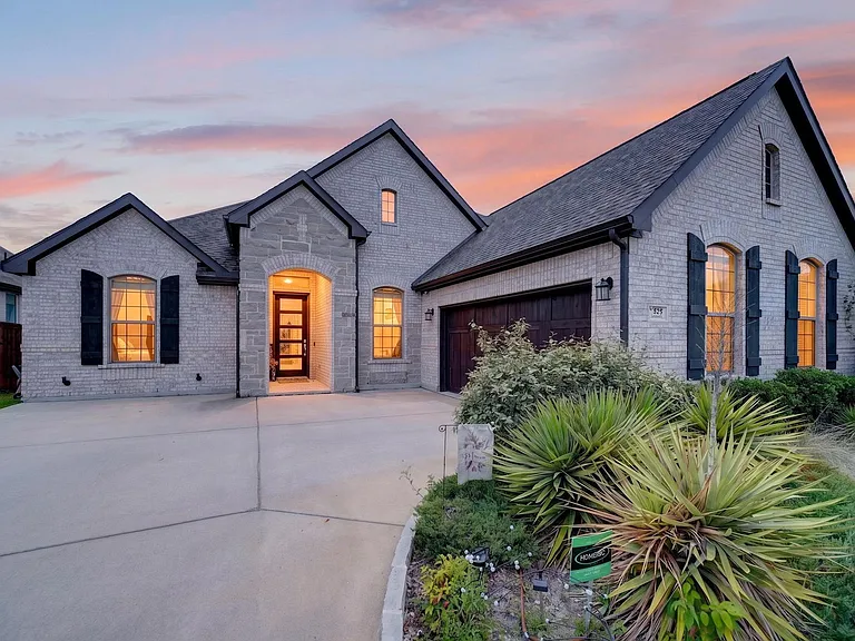 525 Goose Lake Dr — Photo 1