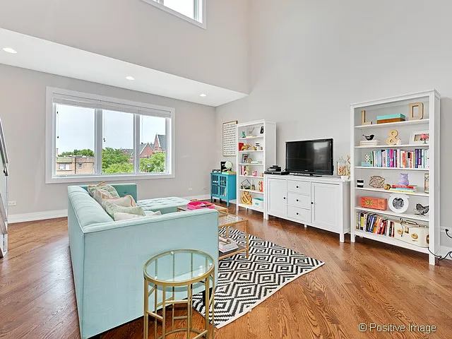 1607 W Irving Park Rd — Photo 2