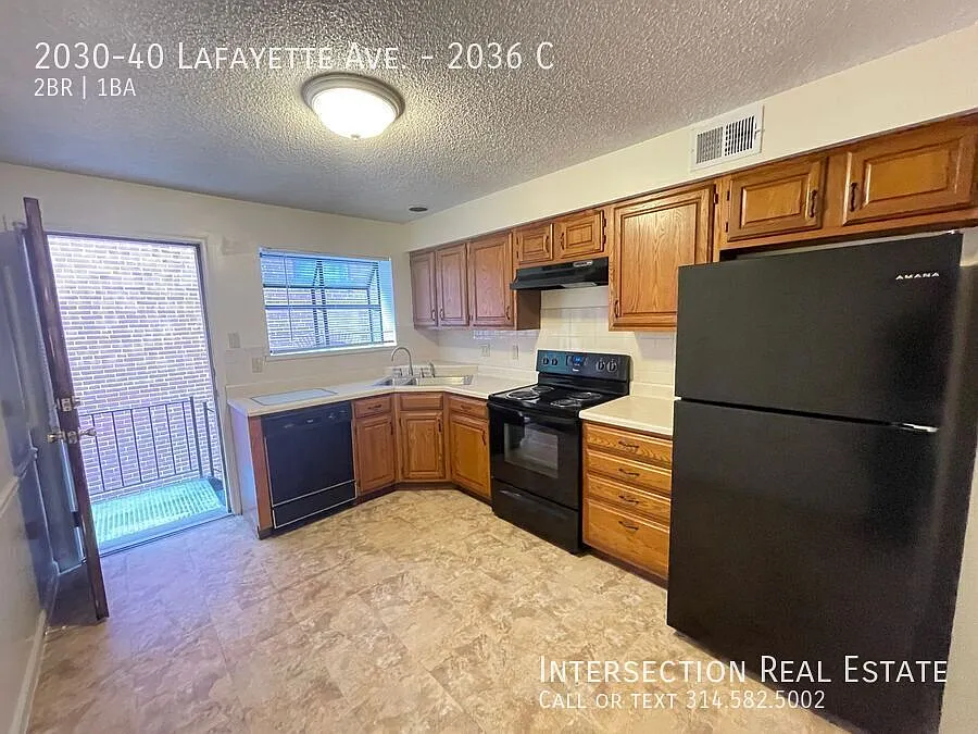 Two Bed/1Bath Apt Directly Across the Street from Lafayette Park! — Photo 3