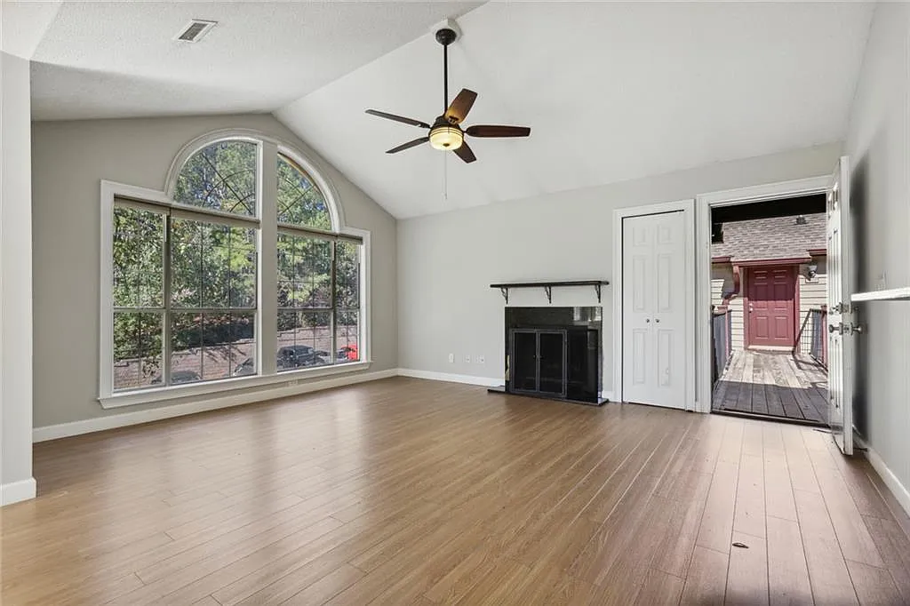 3 bed, 2.0 bath, 950 sqft, $2,000 — Photo 4