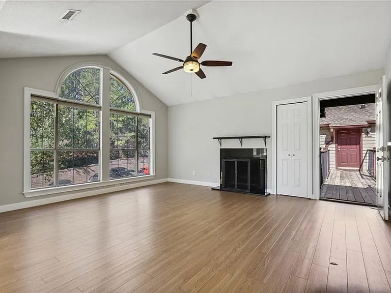 1007 Sandy Lane Dr — Photo 3