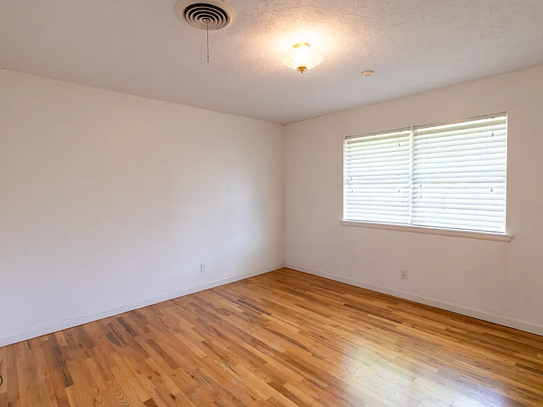 1556 Singleton Ave — Photo 13