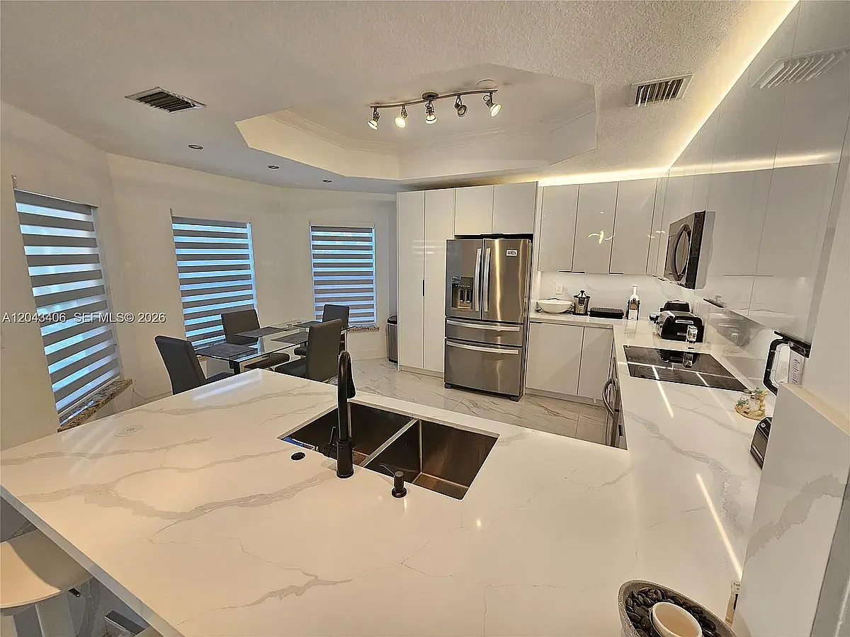 5 bed, 3294 sqft, $5,995 — Photo 2