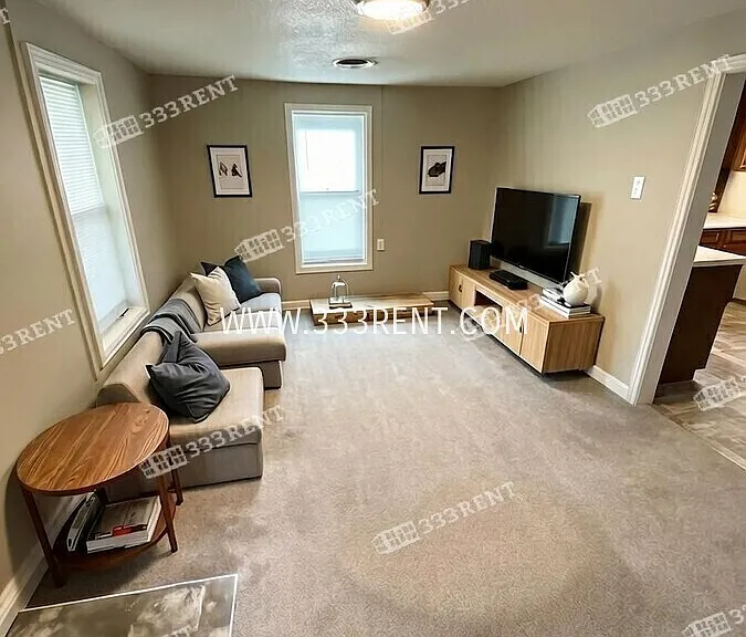 708 SE High St — Photo 2