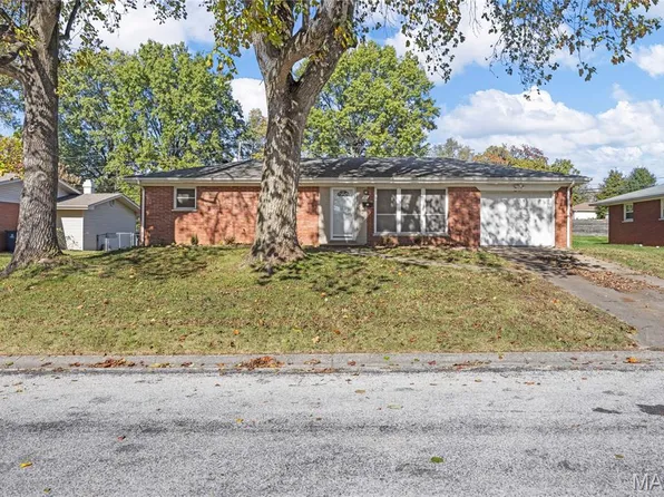 45 Briarwood Dr, Belleville, IL 62223