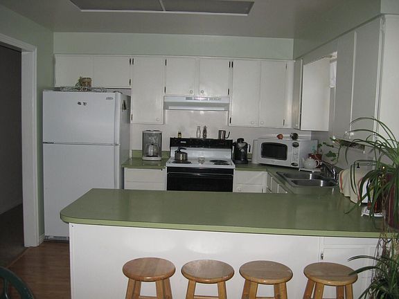 Kitchen w/Breakfast Bar Dining and Solid Wood Cabinetry