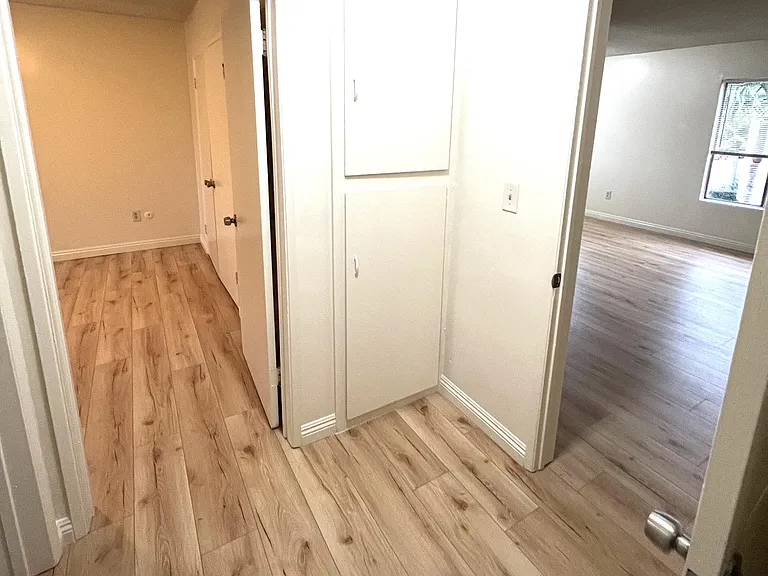 N Raymond Ave — Photo 12