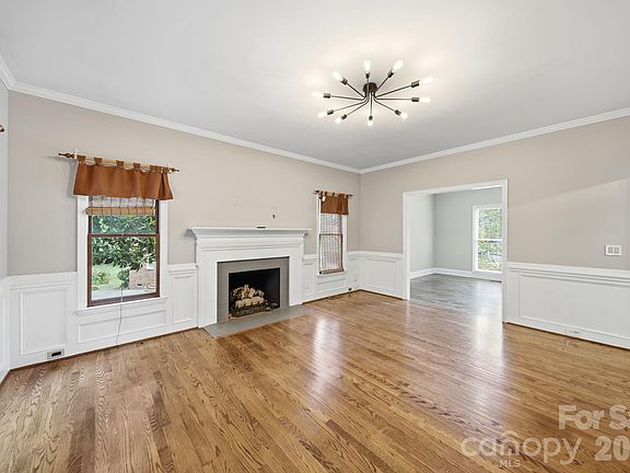 4th image of 1265 Braeburn Rd NW