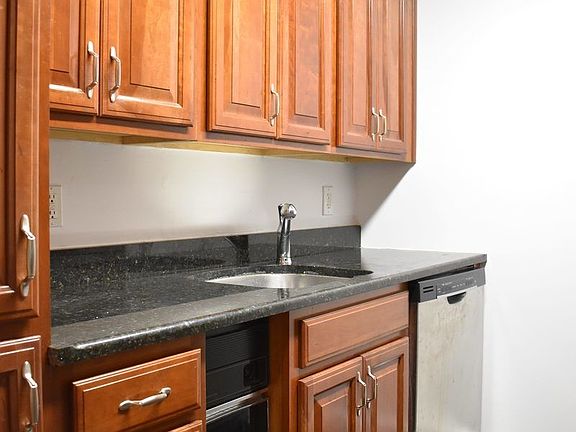 5th image of 139 W 75th St APT 6