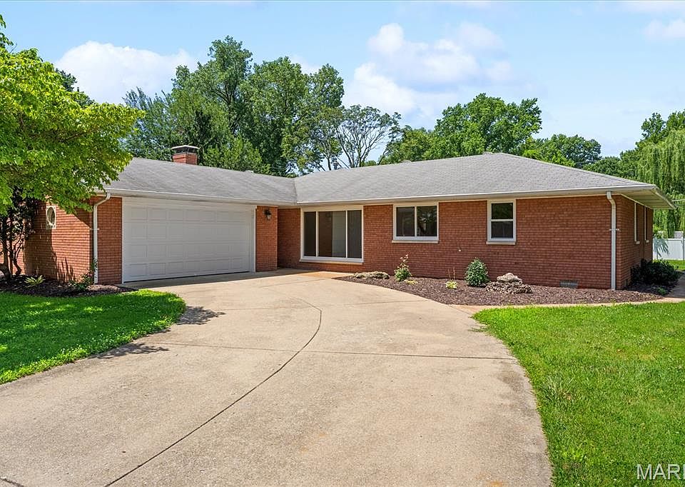 1st image of 17 Joseph Dr