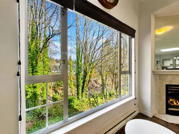 1550 Fell Ave #304, North Vancouver, BC V7P 3E7