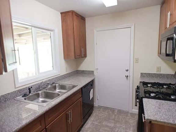4th image of 632 Porter St