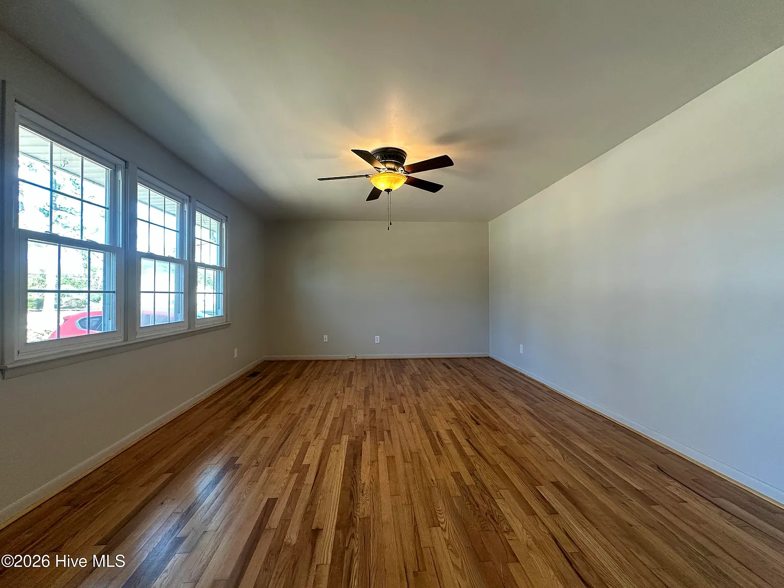 3 bed, 2.0 bath, 1872 sqft, $2,000 — Photo 2