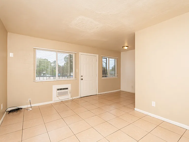 2562 Traction Ave — Photo 3
