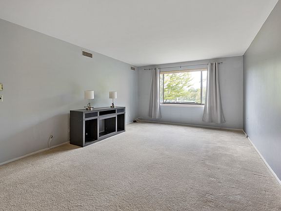 3rd image of 850 Wellington Ave Unit 203