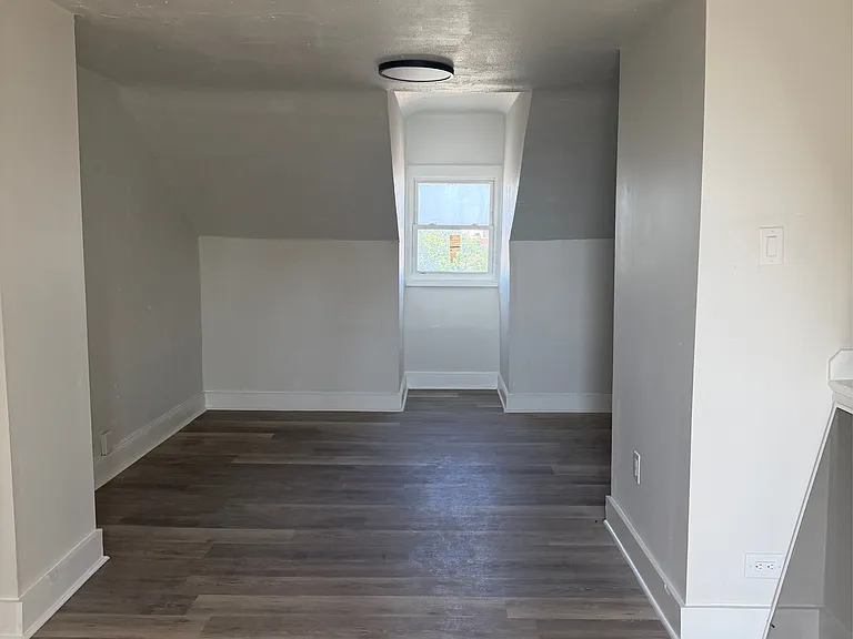 563 S Queen St — Photo 15