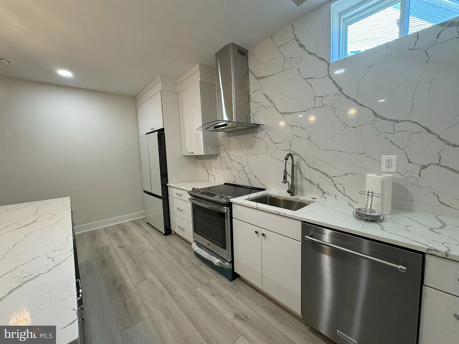 1 bed, 1.0 bath, 5500 sqft, $1,759 — Photo 3