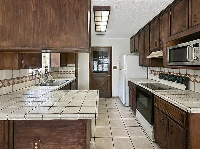 3021 Hummingbird Ave — Photo 2