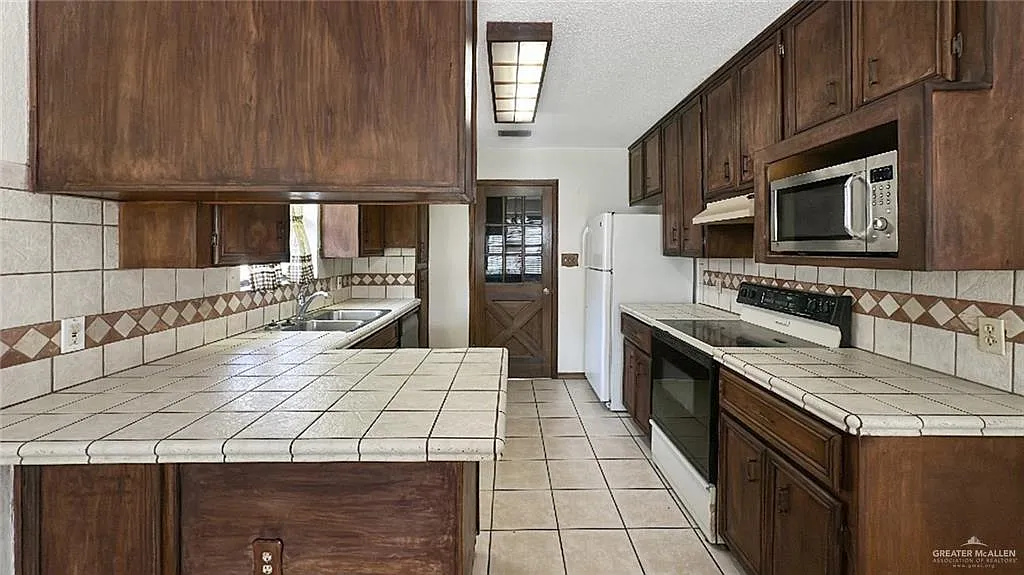 Building Photo - 3021 Hummingbird Ave