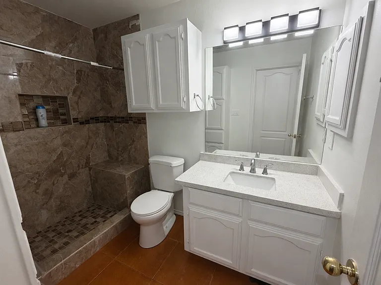 1605 Trinity St — Photo 14