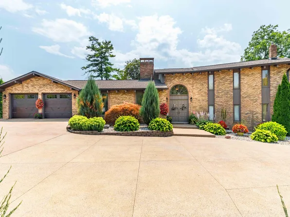 8325 Horsemill Rd, Grosse Ile, MI 48138