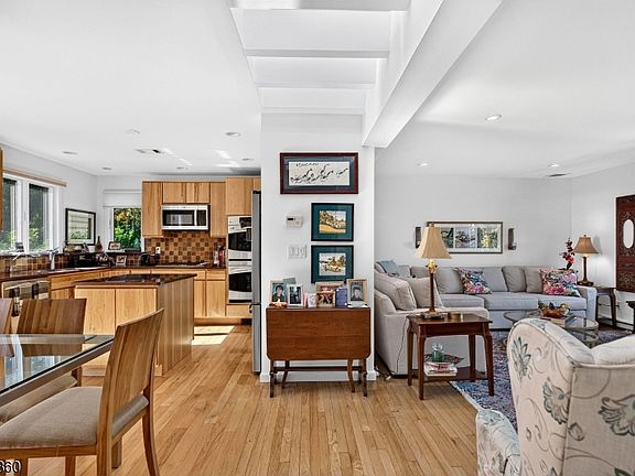 2nd image of 37A Gray St