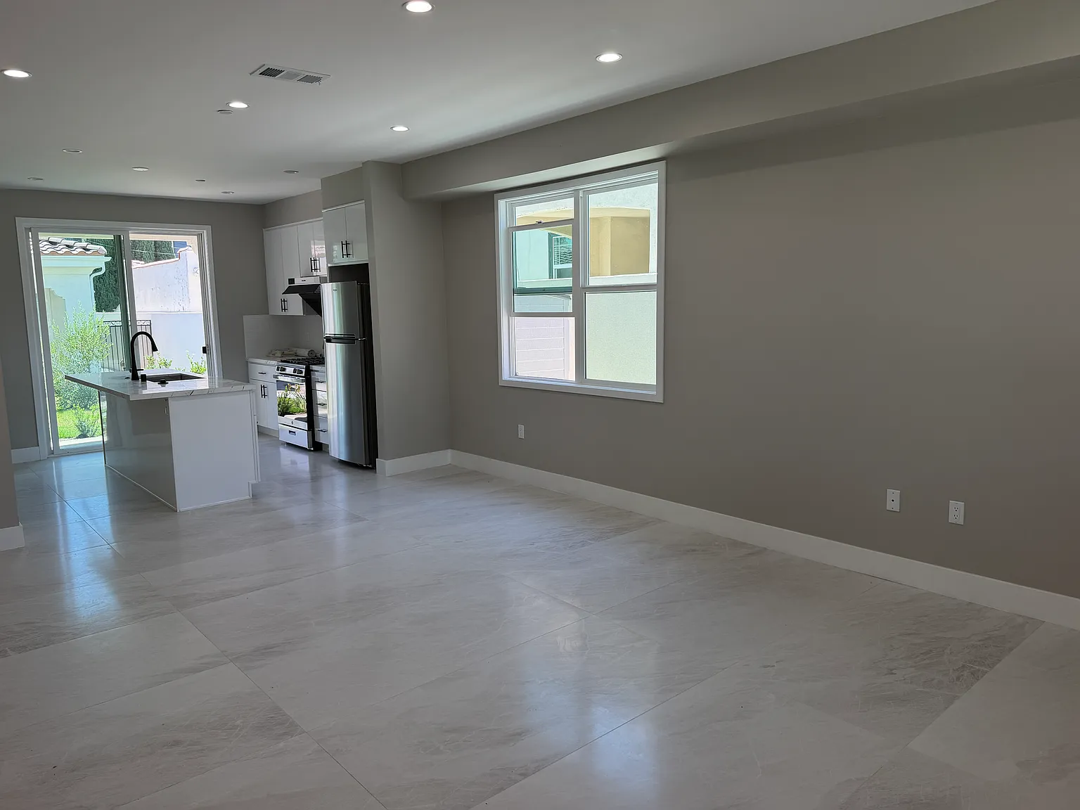 3 bed, 1300 sqft, $3,800 — Photo 2