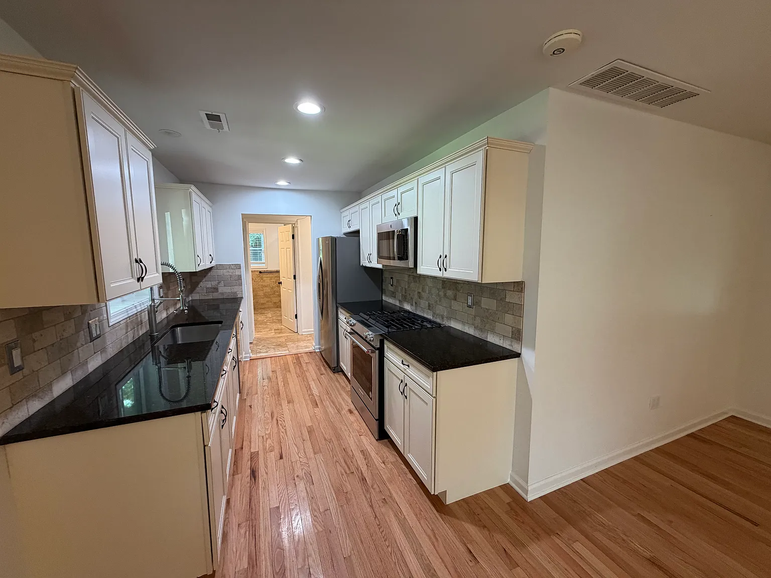 2 bed, 910 sqft, $2,000 — Photo 1
