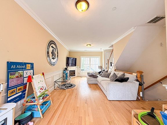 5th image of 159 Willard St APT 7