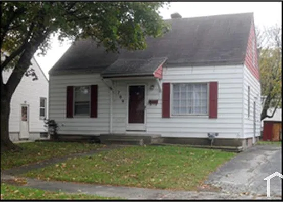3 bed, 923 sqft, $900 — Photo 1
