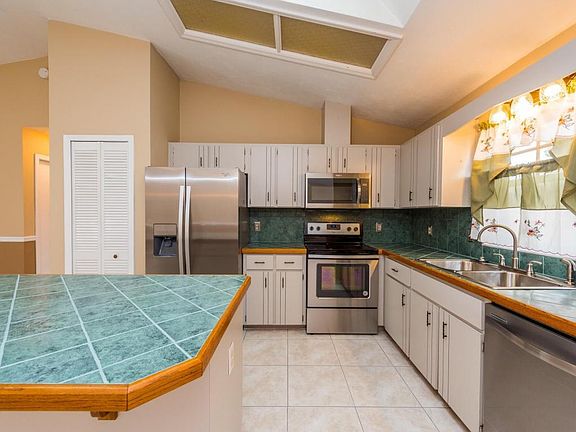 4th image of 986 Sandle Wood Dr