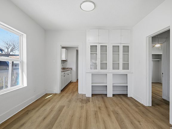 5th image of 319 Roslyn