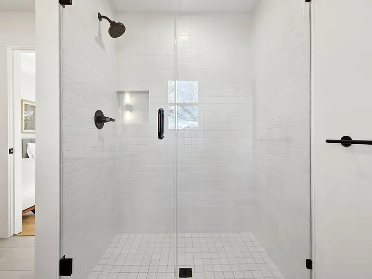 816 Victoria Dr — Photo 48