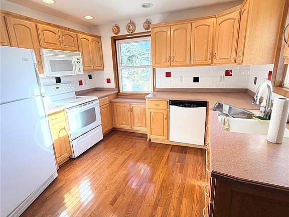 3rd image of 903 Parkwood Dr
