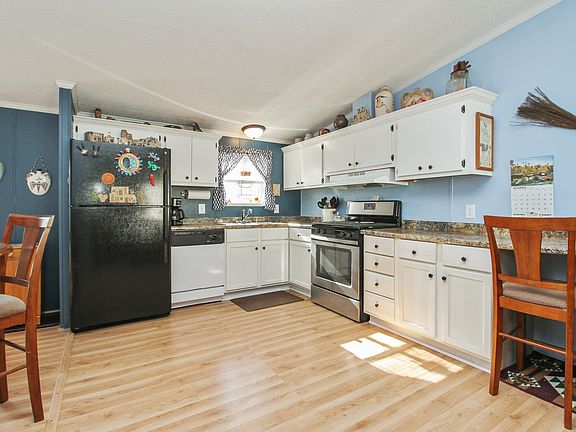 4th image of 77 Saint Michaels Dr