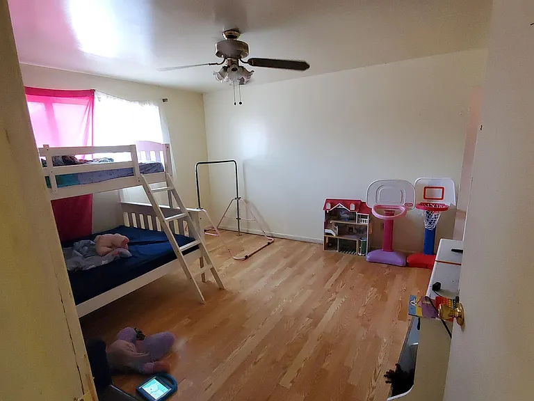 860 Railroad St #1 — Photo 4