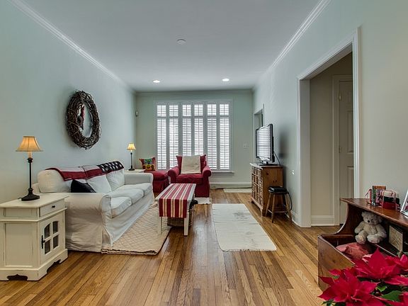 3rd image of 3041 N Leavitt St