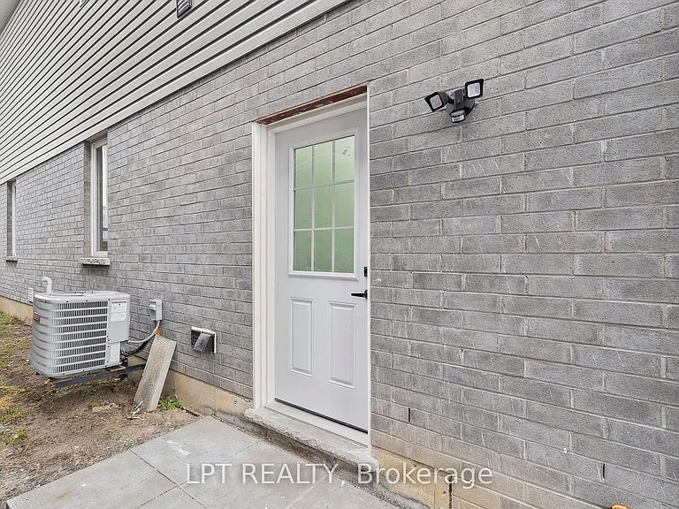 140 Springvalley Cres #LOWER — Photo 3