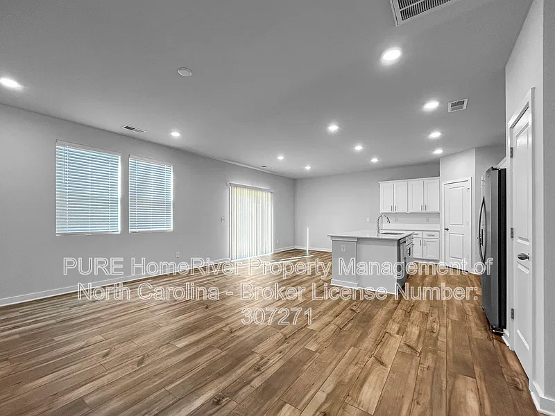 4 bed, 2.5 bath, 1889 sqft, $2,225 — Photo 3