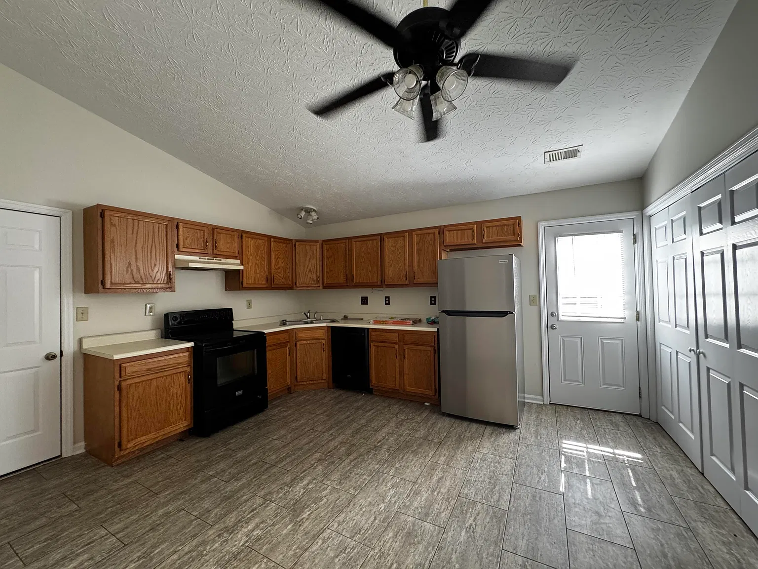 3 bed, 2.0 bath, 1152 sqft, $1,795 — Photo 4