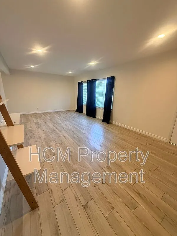 3 bed, 2.5 bath, 1656 sqft, $4,100 — Photo 4