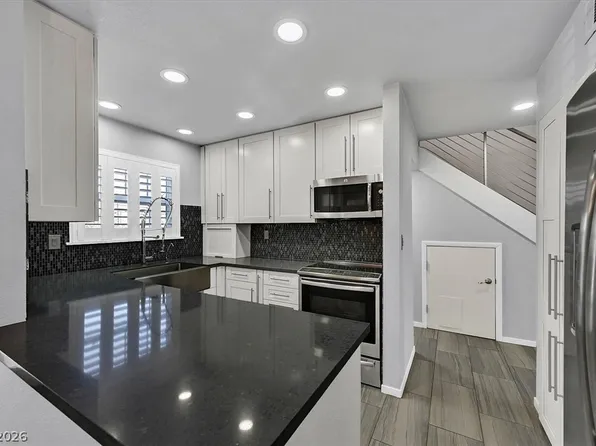 692 Tam O Shanter, Las Vegas, NV 89109
