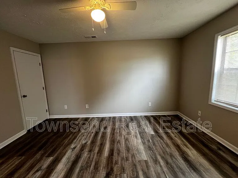 1425B Ireland Dr — Photo 9