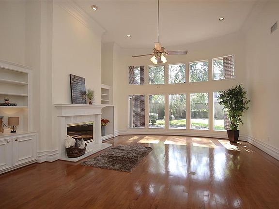 WALL TO WALL AND FLOOR TO CEILING WINDOWS IN THIS 21X18 FAMILY ROOM.