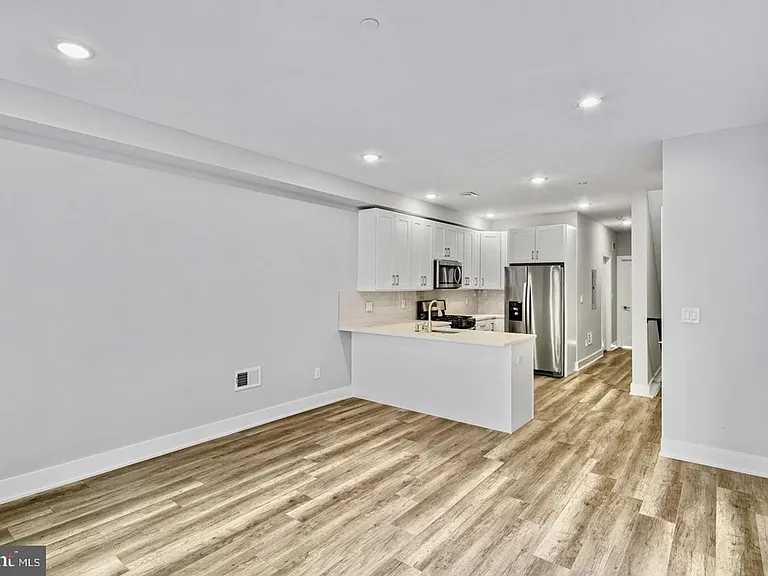 Brand New Luxury Apartments — Photo 12