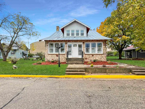 109 E Wisconsin St, Weyauwega, WI 54983