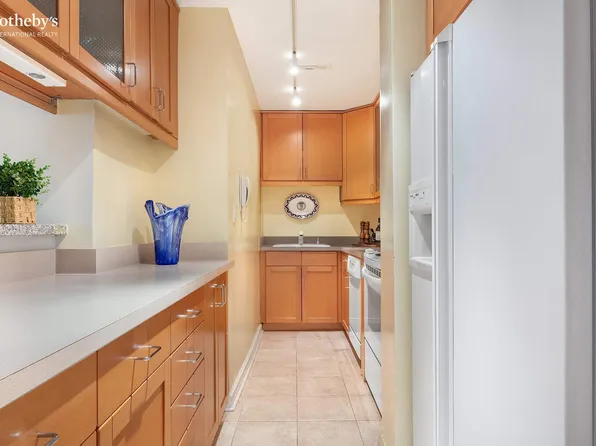 165 West 66th Street image 3 of 10