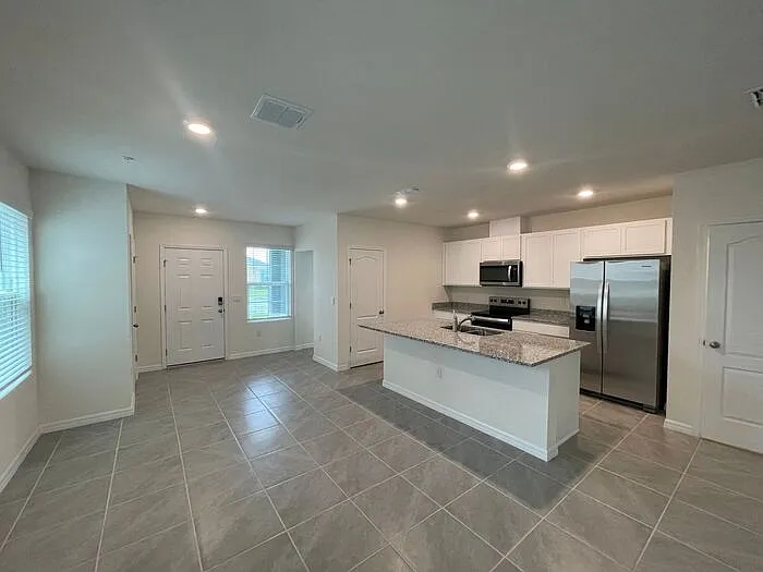 3 bed, 2.5 bath, 1816 sqft, $2,099 — Photo 3