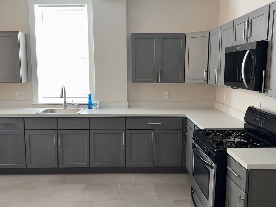 1st image of 75 Georgia St #2