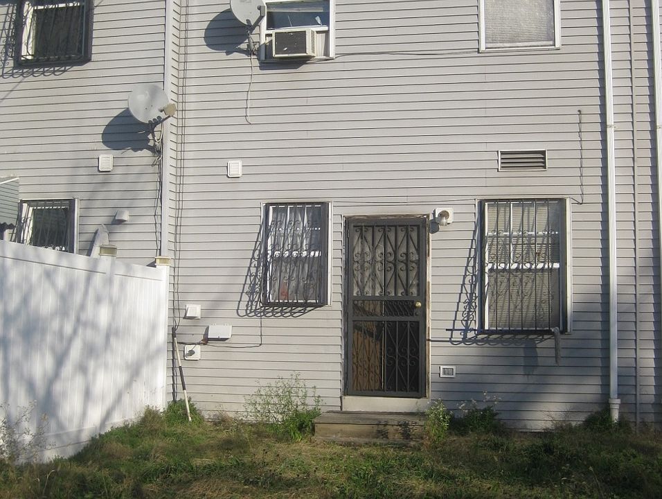 2nd image of 672 Hinsdale St
